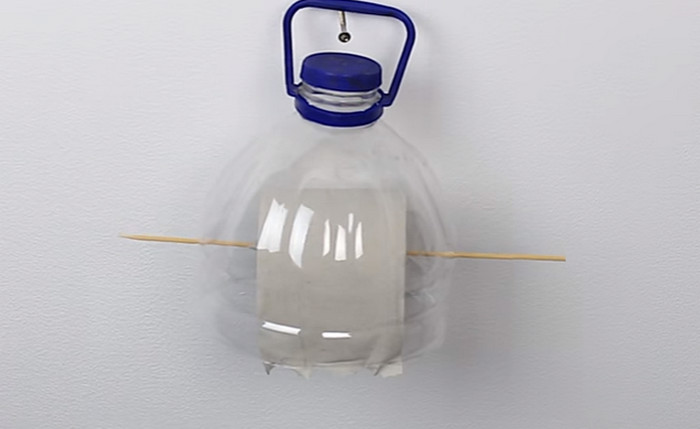 держатель для туалетной бумаги из бутылки