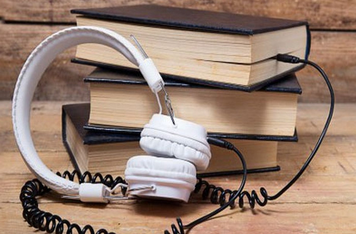 наушники и книги 
